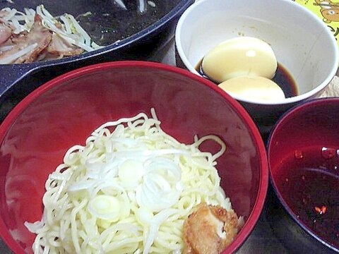 夏に辛味を効かせたタレでさっぱりつけ麺